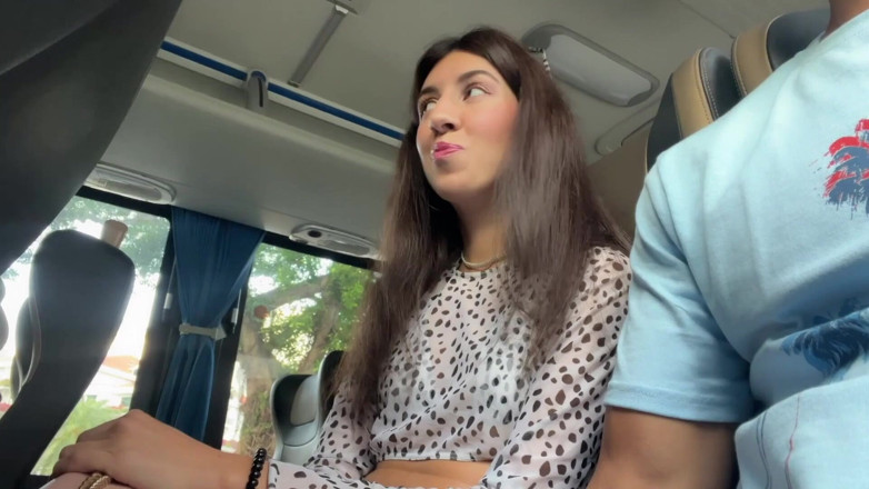 Katty West: Publiczny kutas miga - ryzykowna robota ręczna w autobusie publicznym pełnym...