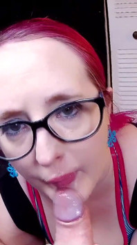 Głębokie gardło titfuck milf kończy się W / twarzy