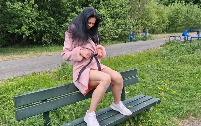 Nicky Brill: Nude Peeing