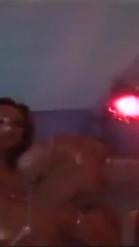 Curve mature din club care picură ud în festival de futai în grup sălbatic