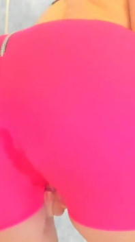 em uma saia rosa