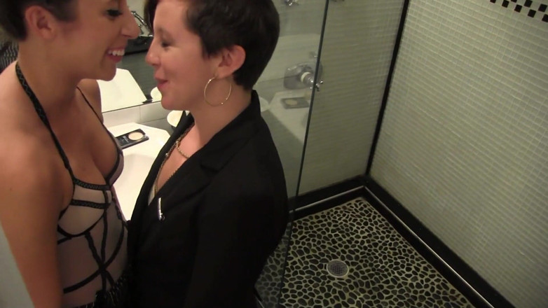 Girl on Girl: Het slampa får sin fitta slickad och knullad med en...