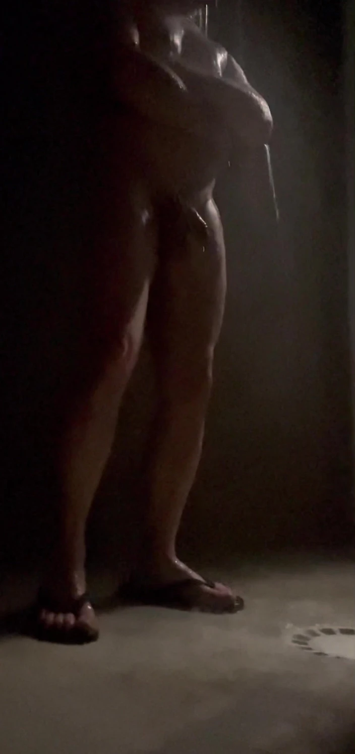 AmateurBoysPissing: Застукал красивую задницу твинка и писающий мужик в публичном душе спортзала