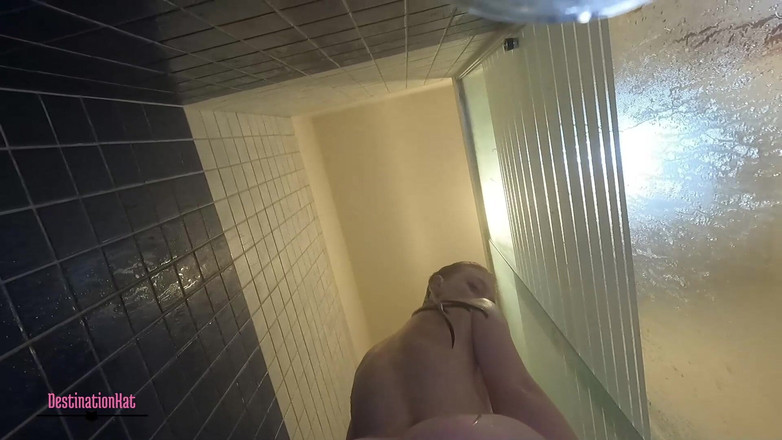 Destination Kat: Sana duş gösterisi yapıyor