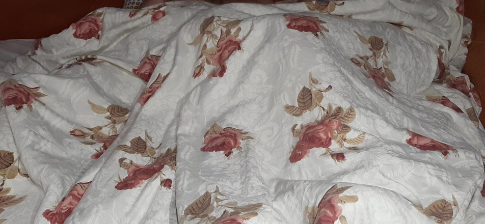 Vik_All: Moje nevlastní matka přišla do mé postele na vzájemnou masturbaci.