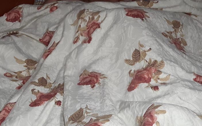 Vik_All: Üvey annem karşılıklı mastürbasyon için yatağıma geldi.