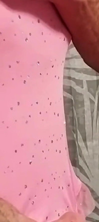 Travmichelle indossa un sexy orsacchiotto rosa con reggicalze che gioca con il suo cazzo