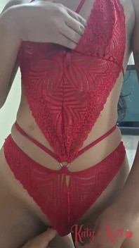 Mon mari adore la masturbation, je l’ai taquiné en passant sa grosse bite à l’entrée de la chatte