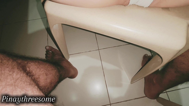 Pinay Threesome: Manželka byla ošukaná na židli, zatímco hraje hru