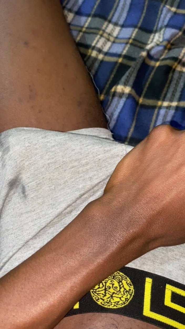 Slimniqqa: Me atraparon acariciando mi gran polla negra