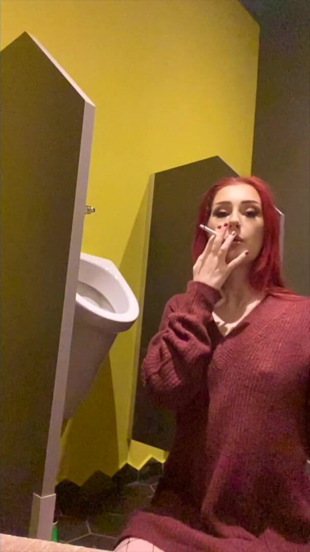 Gigi Rouge: Merokok dalam Urinal