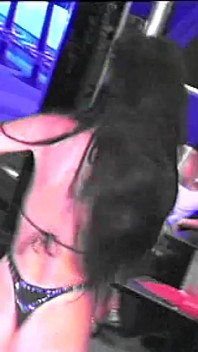 Il ballerino di palo arrapato fa sesso dal suo pubblico con un cazzo duro