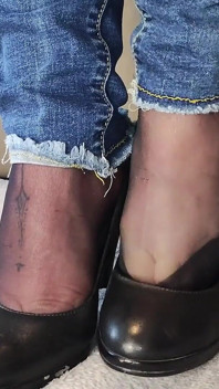 Nach dem Job Noch Ein Nylon footjob v džínách
