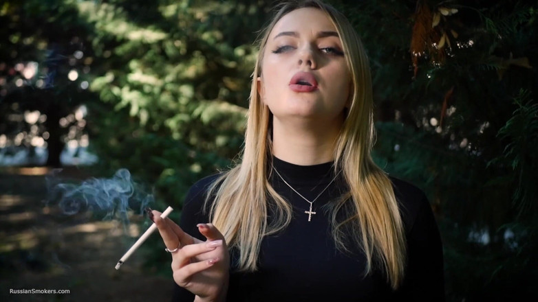 Russian Smokers: Gorąca blonde babe palenie jeden czarnych papierosów w naturze