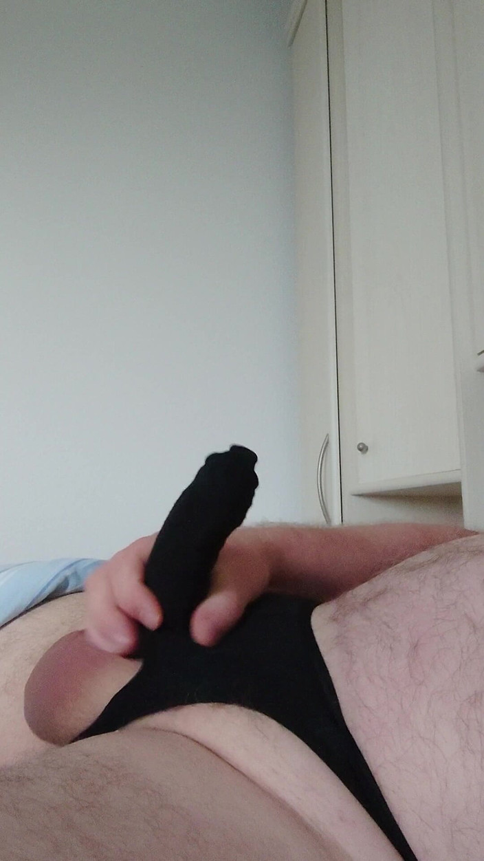 Carmen_Nylonjunge: Geil Aftrekken in Een Zwarte String Voor De Pik