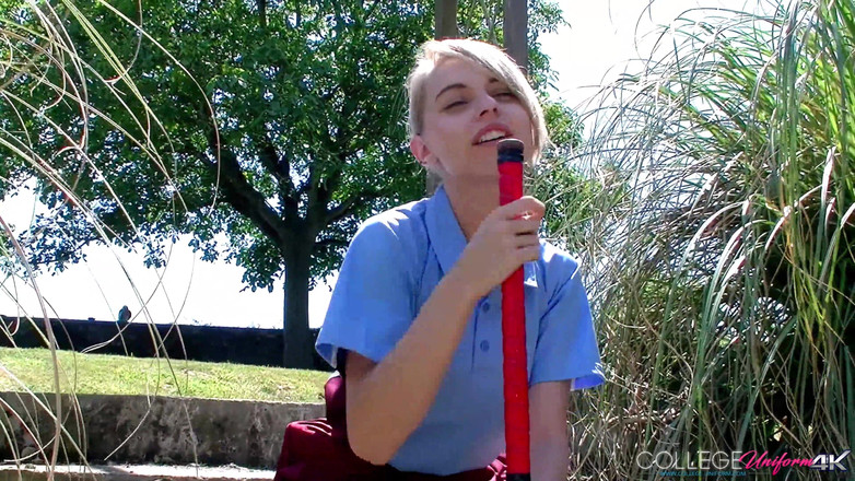 College Uniform: Hockey Stick Jerk off Z Udziałem Chloe Toy