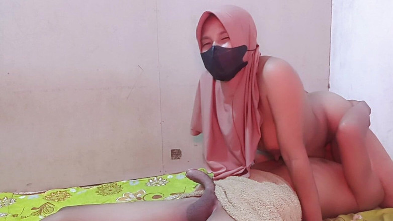 Rania: Мастурбирую и мастурбирую с женщиной в хиджабе