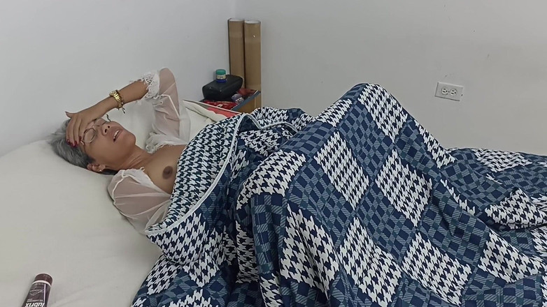 Swingersamateur40: Я удивляю, моя сводная сестра в постели мастурбирует, и я получаю в ее простыни - порно 100% на испанском.