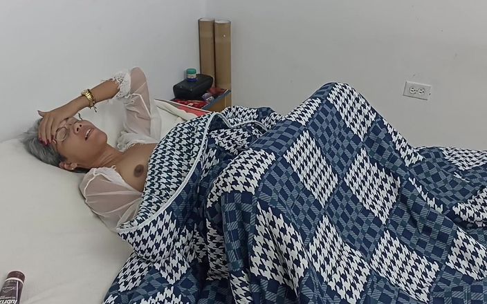 Swingersamateur40: Sorprendo la mia sorellastra a letto si masturba e mi...