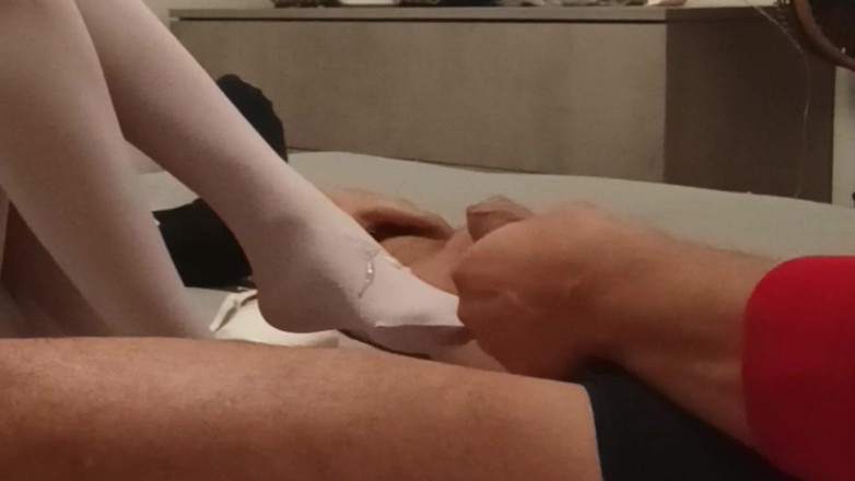 LauraOnHeels: MILF in Strumpfhosen und High Heels macht einen Fußjob