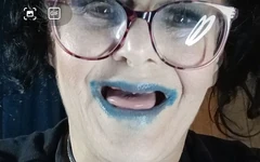 Ona je rocková skupina Poté, co se zákulisí show stane jeho
