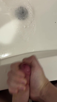 Douche Dorée Accidentelle Sur Ma Main En Pissant Dans L’évier Et Éjaculations