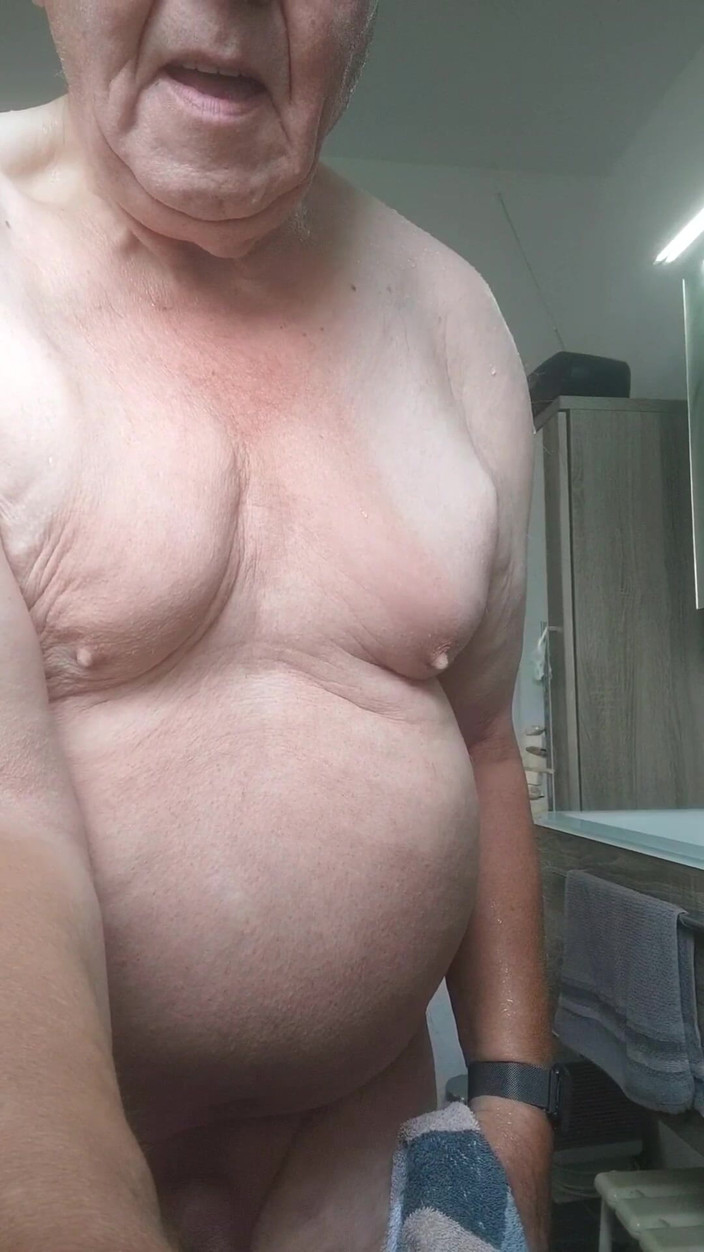 Karlchengeil: Escenas en mi baño