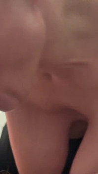 Lei succhia la sua carne grassa e ingoia sul suo enorme carico di sperma!