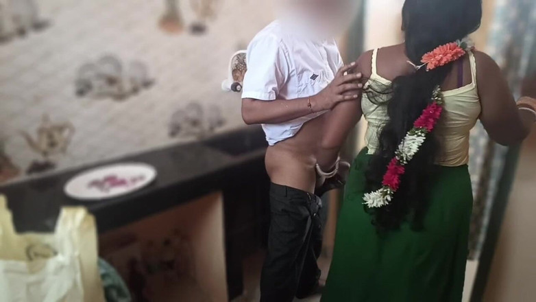 Telugu-fuckers: Hintli üvey anne mutfakta sikiliyor, yemek pişirirken sürpriz yapmak için onu...