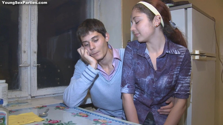18 Videoz: สาวรัสเซียโดนเย็ดหีโหดในเซ็กซ์สี่คน