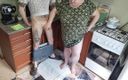 Sweet July: O femeie grasă îmi masturbează pula în bucătărie și ejaculez puternic