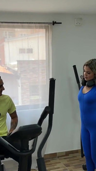 Nueva chica en el gimnasio es follada por un amigo
