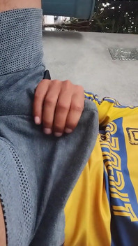男性が興奮して服の下で自慰をする