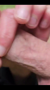 Fumando dois cigarros e dando-lhe boquete com gozada no meu rosto quando eu fumava