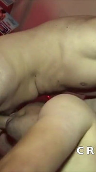 Twink wurde roh in der öffentlichen sauna gefickt