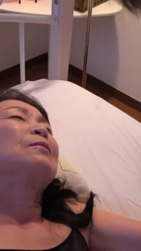 คุณยายนมใหญ่ผู้ใหญ่ที่ยังไม่เสื่อมทางเพศ ชุดรวม