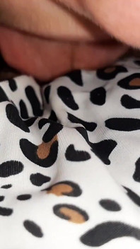 Ejaculez în gura iubitei mele prin chiloții ei leopard