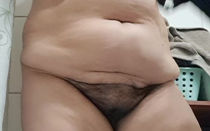 Mommy big hairy pussy: Kandung kemih penuh kencing