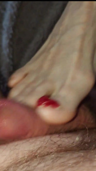 Keseronokan kaki bogel pada zakar kecil