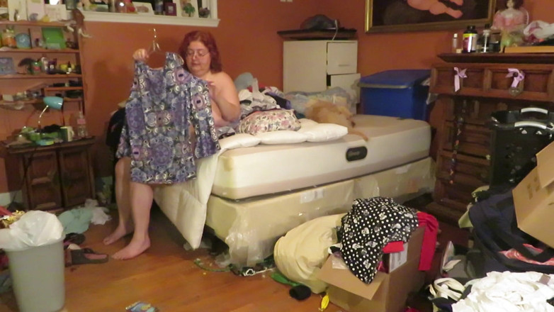 BBW nurse Vicki adventures with friends: Folding my laundry in the nude