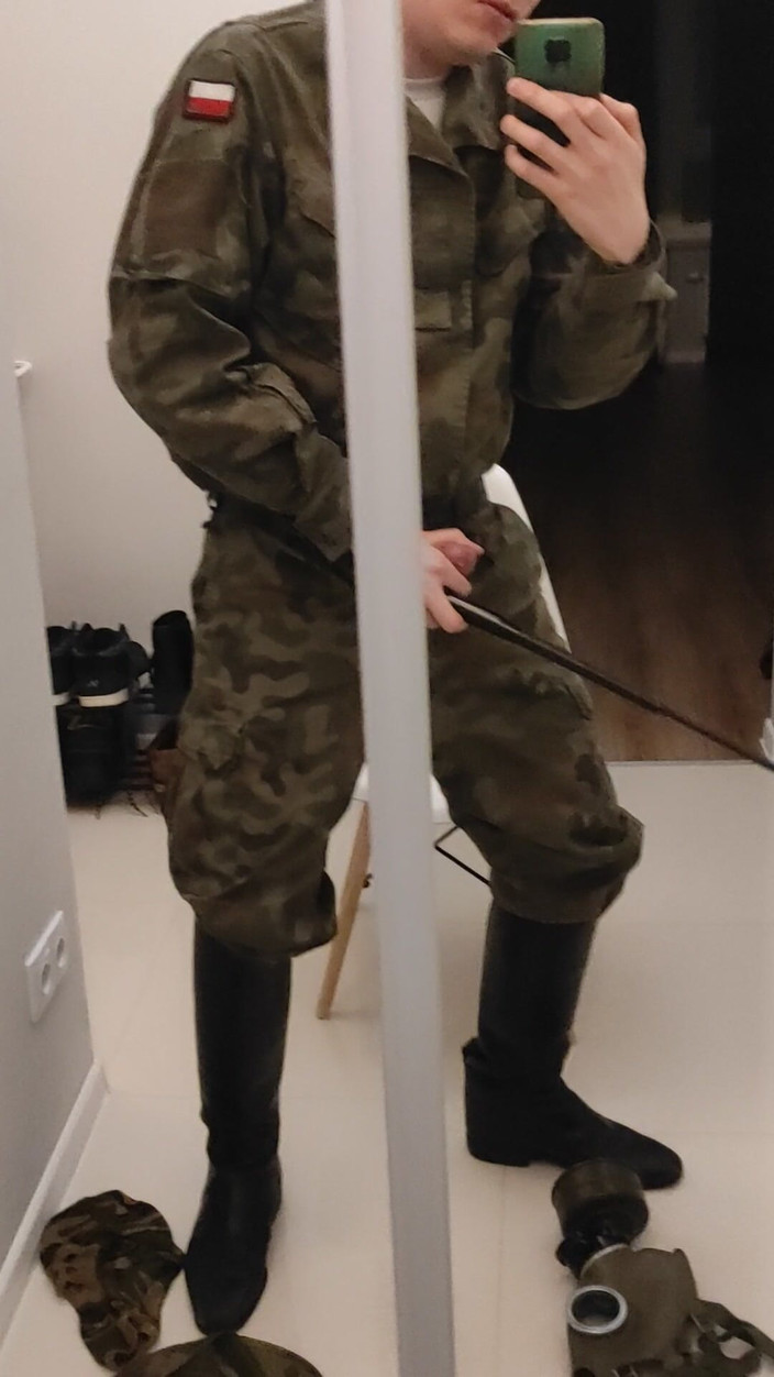 Gayfucker25: Солдат мастурбує в військових чоботях