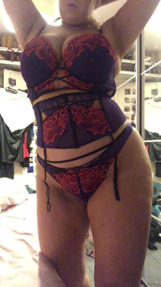 Curvy Liv: Strip plagen met grote borsten en kont