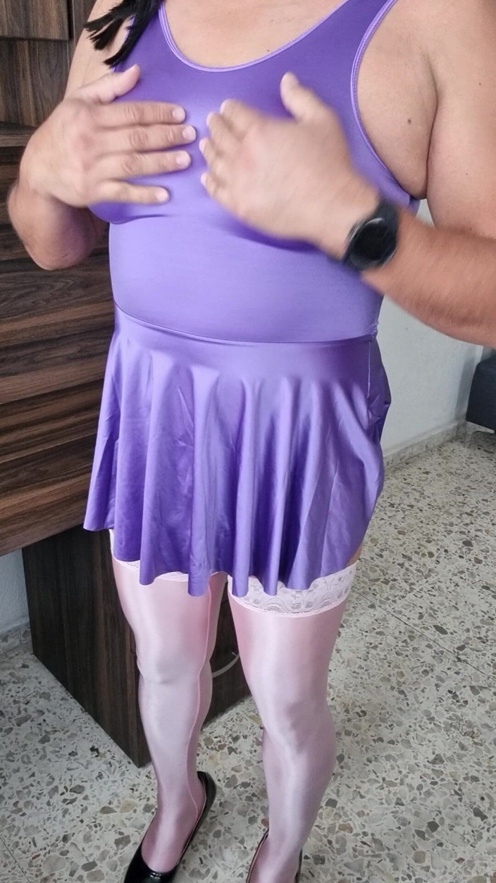 Sexy shinny clothes: 섹시한 보라색 드레스를 모델링하고 있는데, 이제는 빨간 새틴 팬티를 입고 진동기를 사용해 더 큰 쾌감을 위해