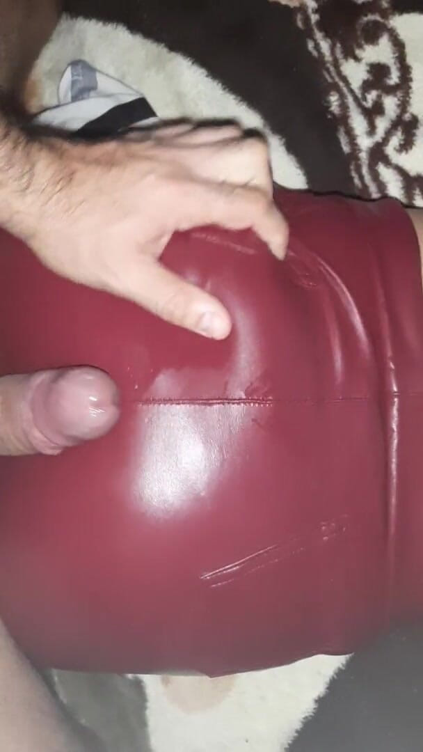 Shiny leather assfuck: Il culo della fidanzata in pantaloni di pelle rossi che...