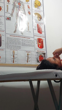 Gynekolog strčí robertek do kundičky, prsty v zadku a šuká pacienta!