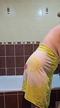 Blonde BBW-ehefrau Genießt Eine Heiße Dusche Im Badezimmer