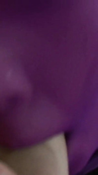 Roze nylon masker en grijze pantybenen