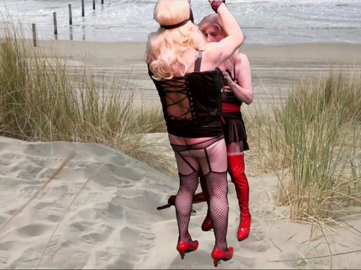 Mrs Samantha: Mevrouw Samantha straft haar slavin Tgirl Marina met een stevige...