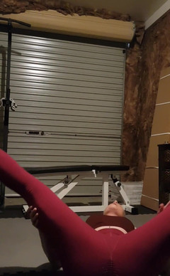 Michellexm: Striptease i mitt hemgym, börjar i min hud tighta gymkläder,...