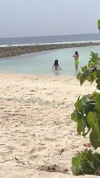 Perverseling trekt rondborstige milf en haar stiefdochter af en komt klaar op hun gezichten terwijl ze zonnebaden